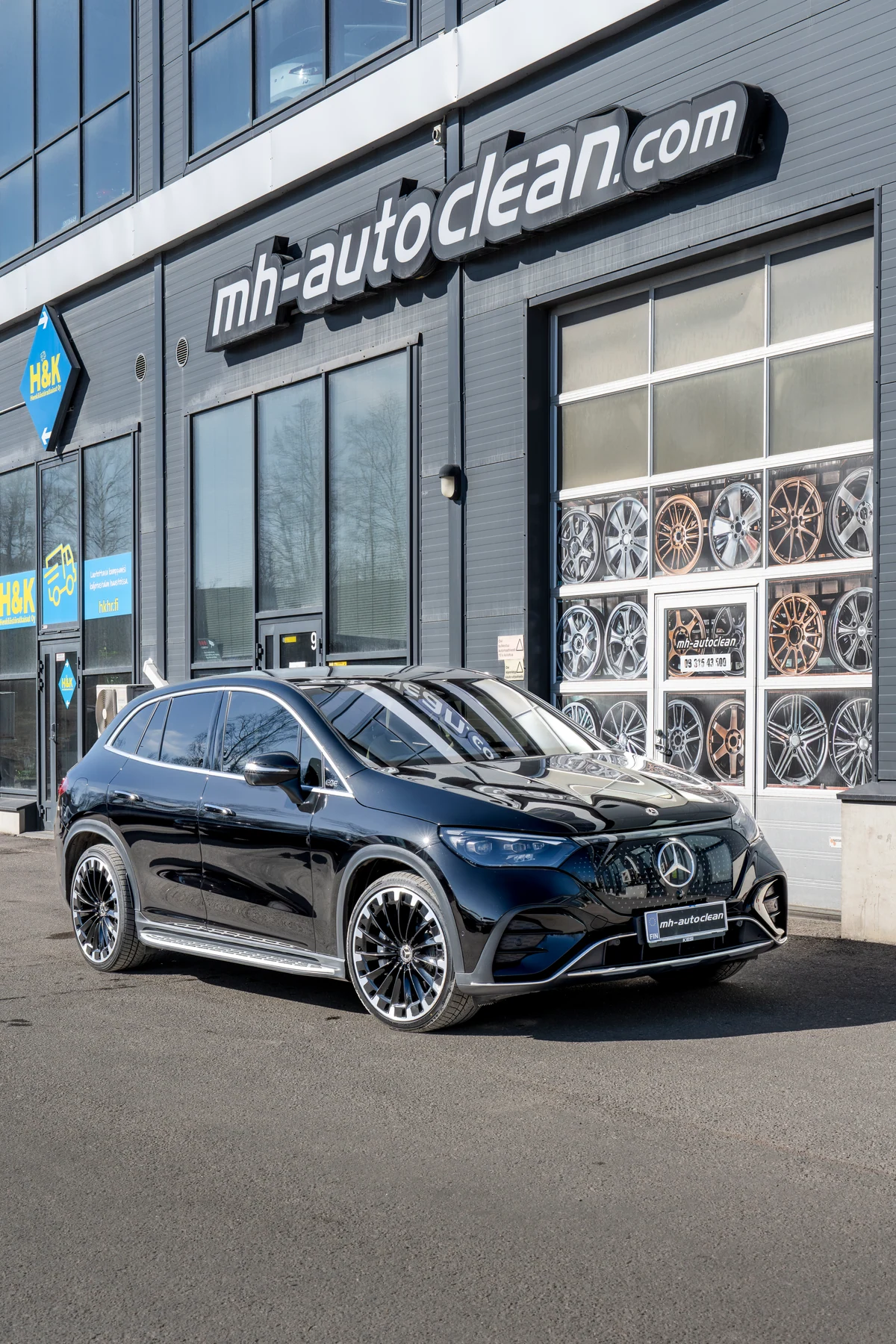 Musta Mercedes-Benz MH-Autocleanin toimipisteen edessä.